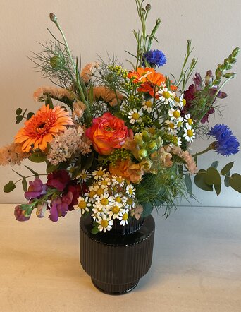 Fleurig boeket met vaas